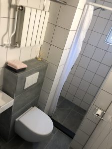Kleinste complete badkamer toilet